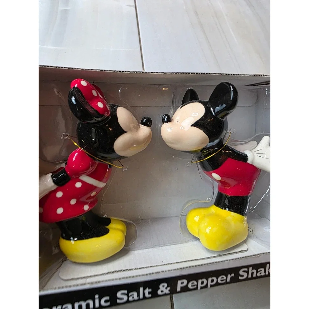 Disney Mickey and Minnie Mouse Kissing Ceramic Salt and‎ Pepper Shakers Set F1